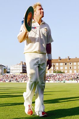 Shane Warne acknowledges the crowd 