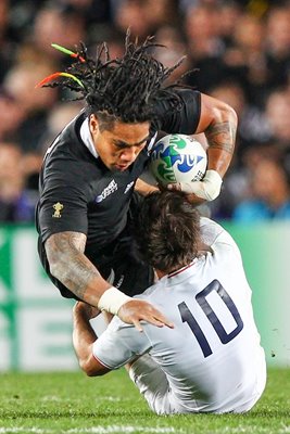 Morgan Parra tackles Ma'a Nonu