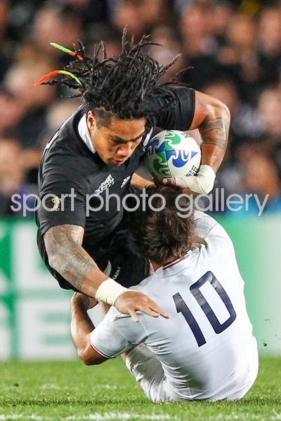 Morgan Parra tackles Ma'a Nonu