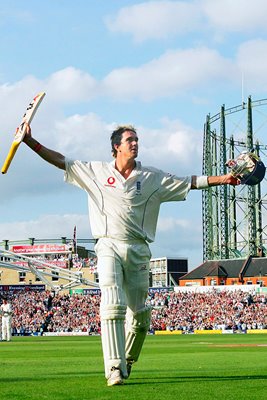 Kevin Pietersen leaves the field after century