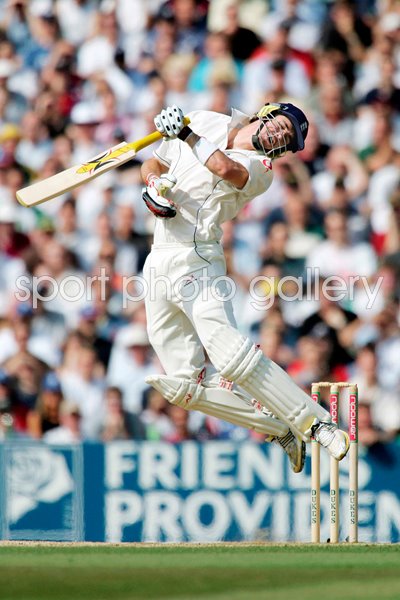 Kevin Pietersen avoids a Brett Lee bouncer