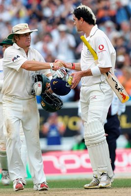 Shane Warne congratulates Kevin Pietersen