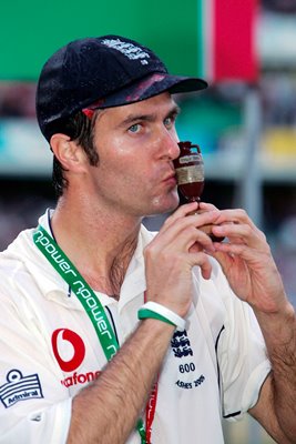 Michael Vaughan kisses the Ashes urn