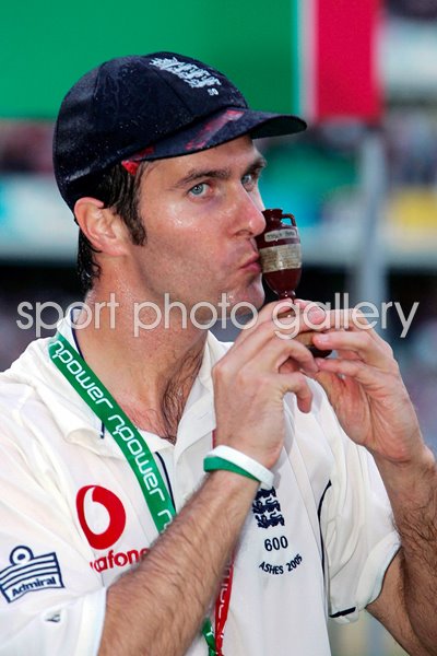 Michael Vaughan kisses the Ashes urn