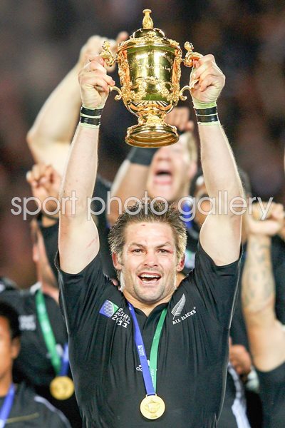 Richie McCaw lifts the Webb Ellis Cup