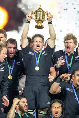 Richie McCaw lifts World Cup 2011
