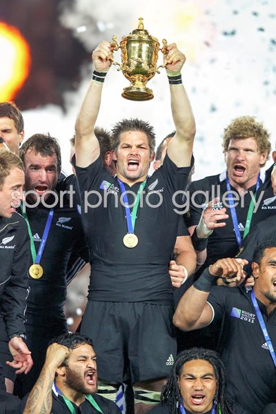 Richie McCaw lifts World Cup 2011