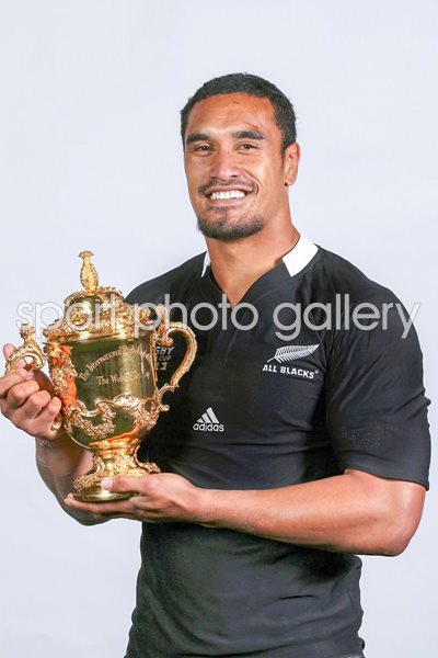 Jerome Kaino with the Webb Ellis Cup