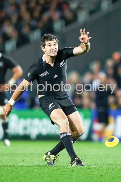 Stephen Donald kicks winning penalty