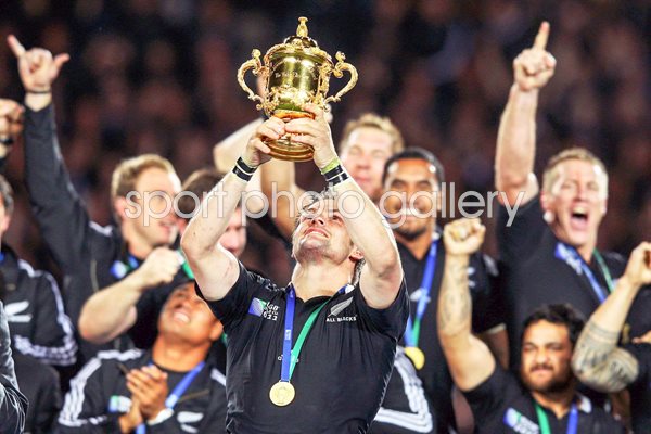 Richie McCaw looks up at World Cup trophy