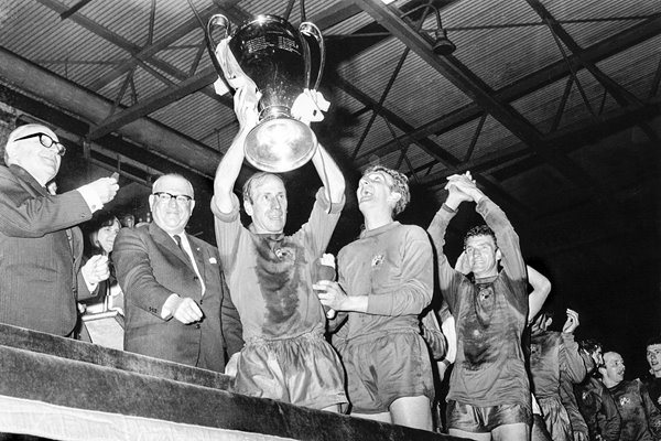Bobby Charlton lifts European Cup 1968