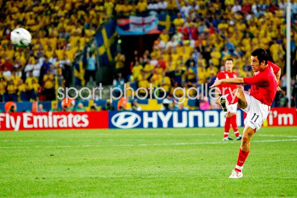 Joe Cole scores v Sweden
