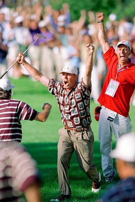 Justin Leonard celebrates monster Brookline putt