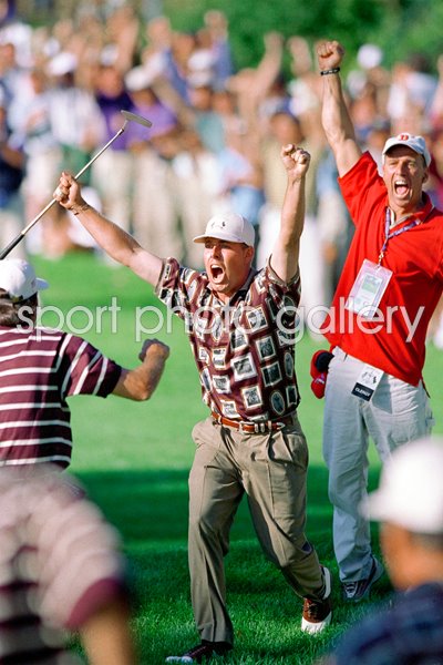 Justin Leonard celebrates monster Brookline putt