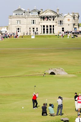 Jack Nicklaus drives up 18