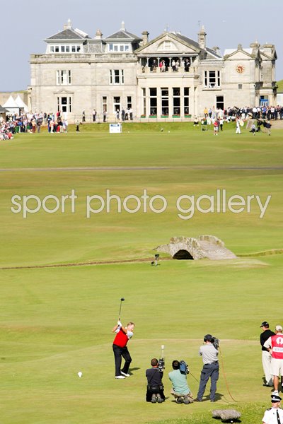 Jack Nicklaus drives up 18