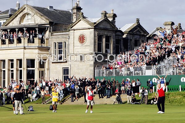 Jack Nicklaus holes out on 18