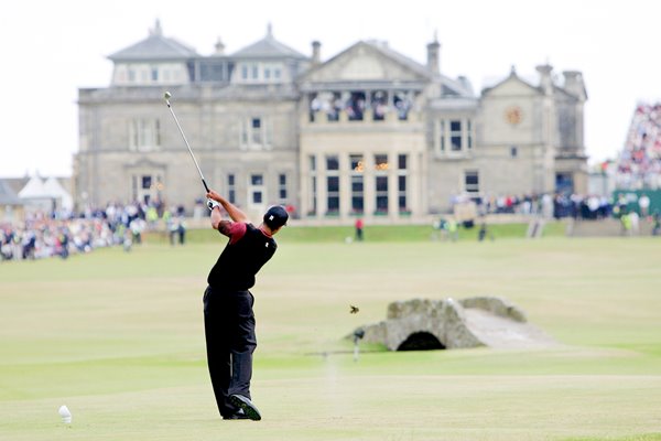 Tiger Woods tees off 18th St Andrews 2005