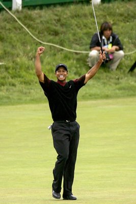 Tiger Woods celebrates 2005 Open