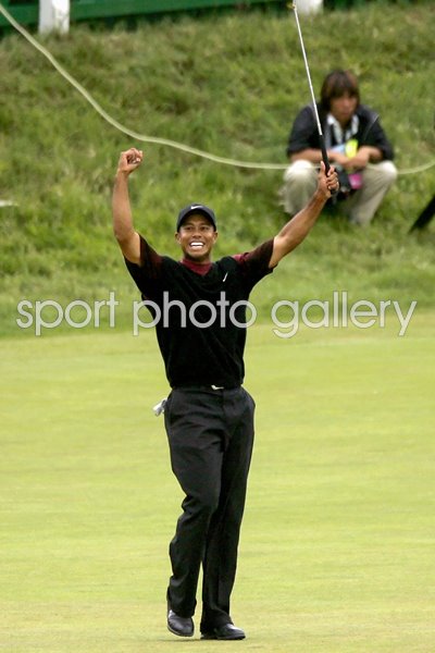 Tiger Woods celebrates 2005 Open