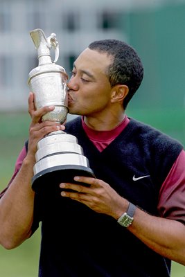 Tiger Woods kisses the Claret Jug 2005