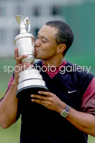  Tiger Woods kisses the Claret Jug 2005