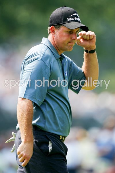Phil Mickelson pumps his fist 