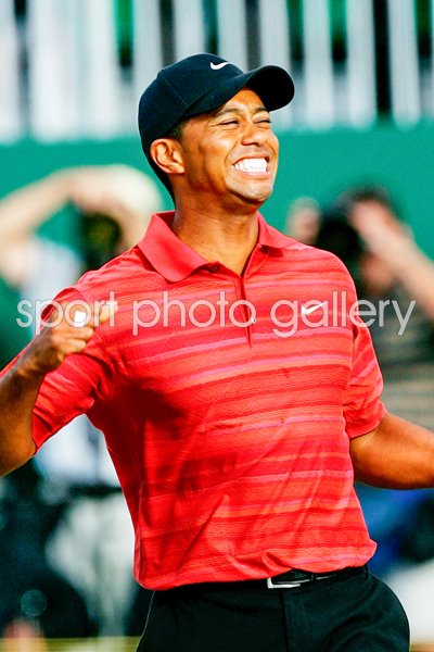 Tiger Woods celebrates Open win 2006