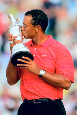 Tiger Woods kisses the Claret Jug