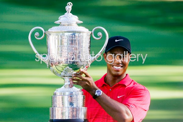 Tiger Woods holds the Wanamaker Trophy 