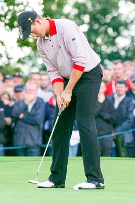 Henrik Stenson holes winning putt