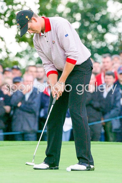 Henrik Stenson holes winning putt