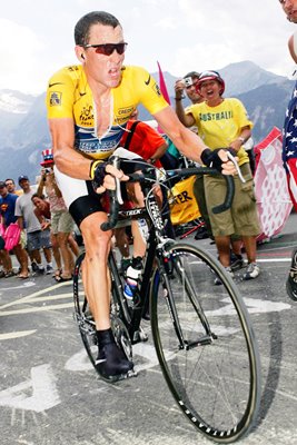 Lance Armstrong climbs L'Alpe D'Huez