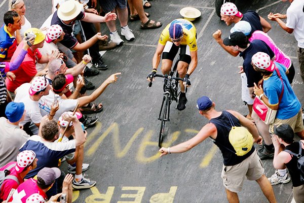 Lance Armstrong climbs Alpe d'Huez 
