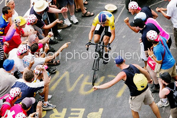 Lance Armstrong climbs Alpe d'Huez 