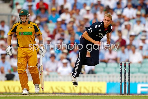 Stuart Broad bowls v Australia - Oval 2010