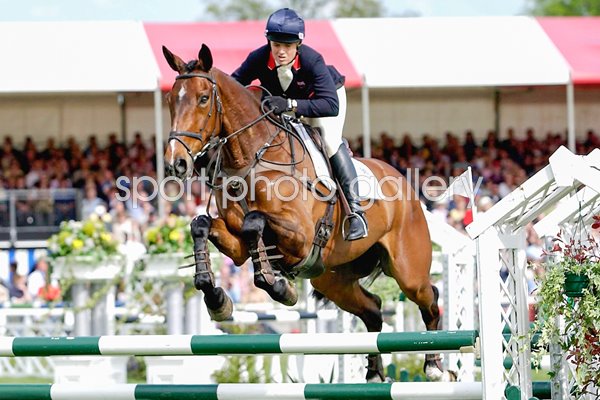 Pippa Funnell on Supreme Rock