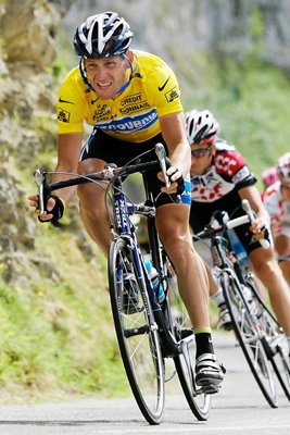 Lance Armstrong flies downhill