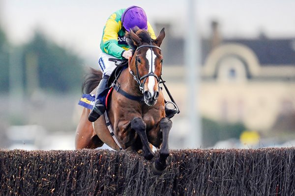 Kauto Star wins at Kempton Races 2011