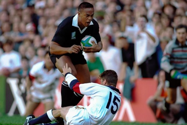 1995 Jonah Lomu runs over Mike Catt