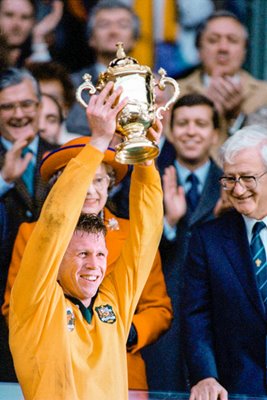Nick Farr-Jones lifts 1991 World Cup