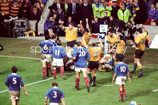 Australia celebrate winning try