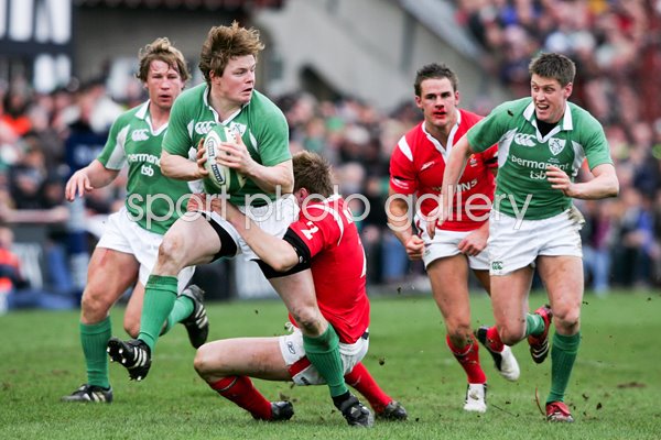 Brian O'Driscoll looks for support