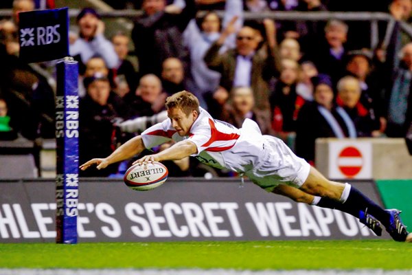 Jonny Wilkinson dives over