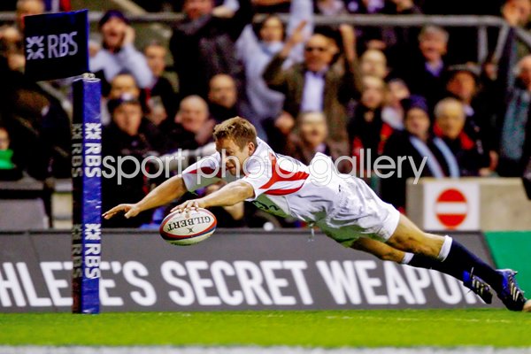 Jonny Wilkinson dives over