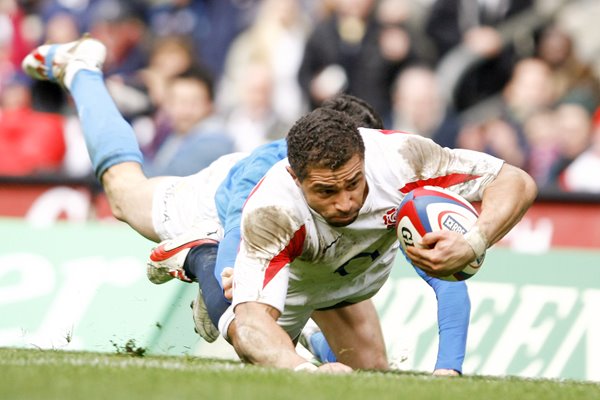 Jason Robinson dives over to score 