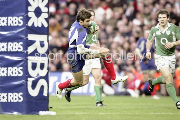 Vincent Clerc of France dives over to score 