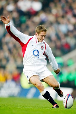 Jonny Wilkinson takes a penalty kick