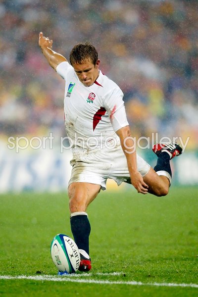 Jonny Wilkinson kicks a penalty 