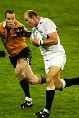 Stirling Mortlock tackles Lawrence Dallaglio